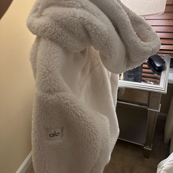 ALO Yoga Cream Sherpa Puffer Jacket - Picture 9 of 10